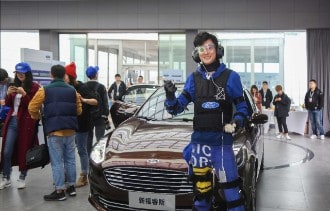 在“模拟感受空间”，参与者可以穿上福特的各类套装，感受孕妇、老人的特殊驾驶需求以及醉酒、宿醉对安全驾驶的危害